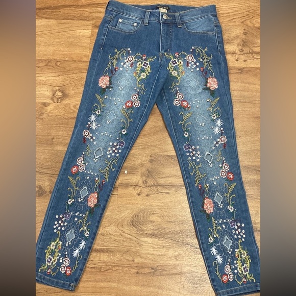 VENUS Denim - Venus Embellished jeans size 2.
